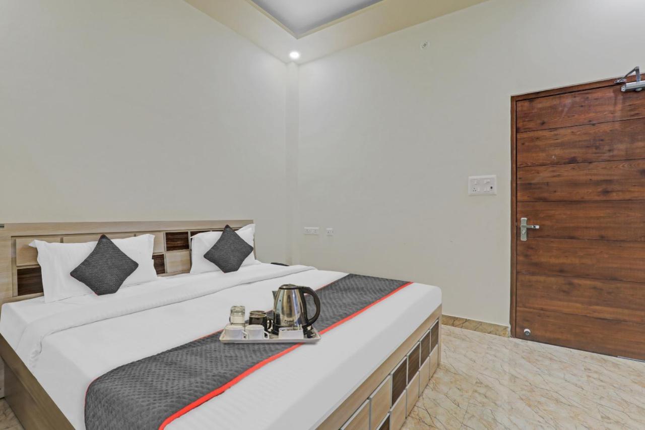 לקנאו Townhouse P.S.Palace Near Amausi Metro Station מראה חיצוני תמונה