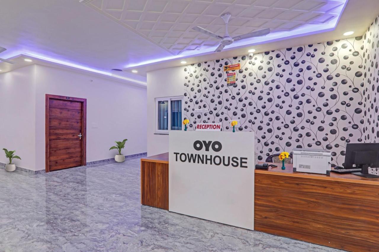 לקנאו Townhouse P.S.Palace Near Amausi Metro Station מראה חיצוני תמונה