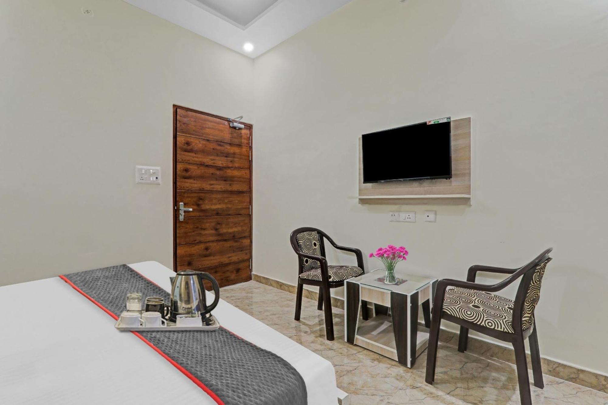 לקנאו Townhouse P.S.Palace Near Amausi Metro Station מראה חיצוני תמונה