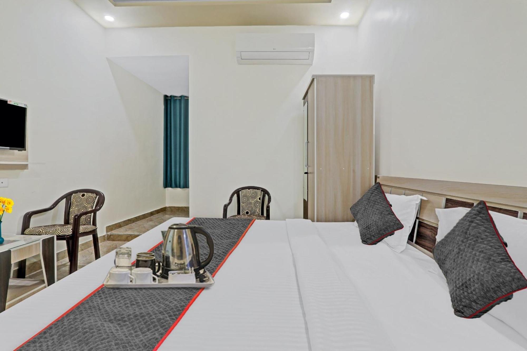 לקנאו Townhouse P.S.Palace Near Amausi Metro Station מראה חיצוני תמונה