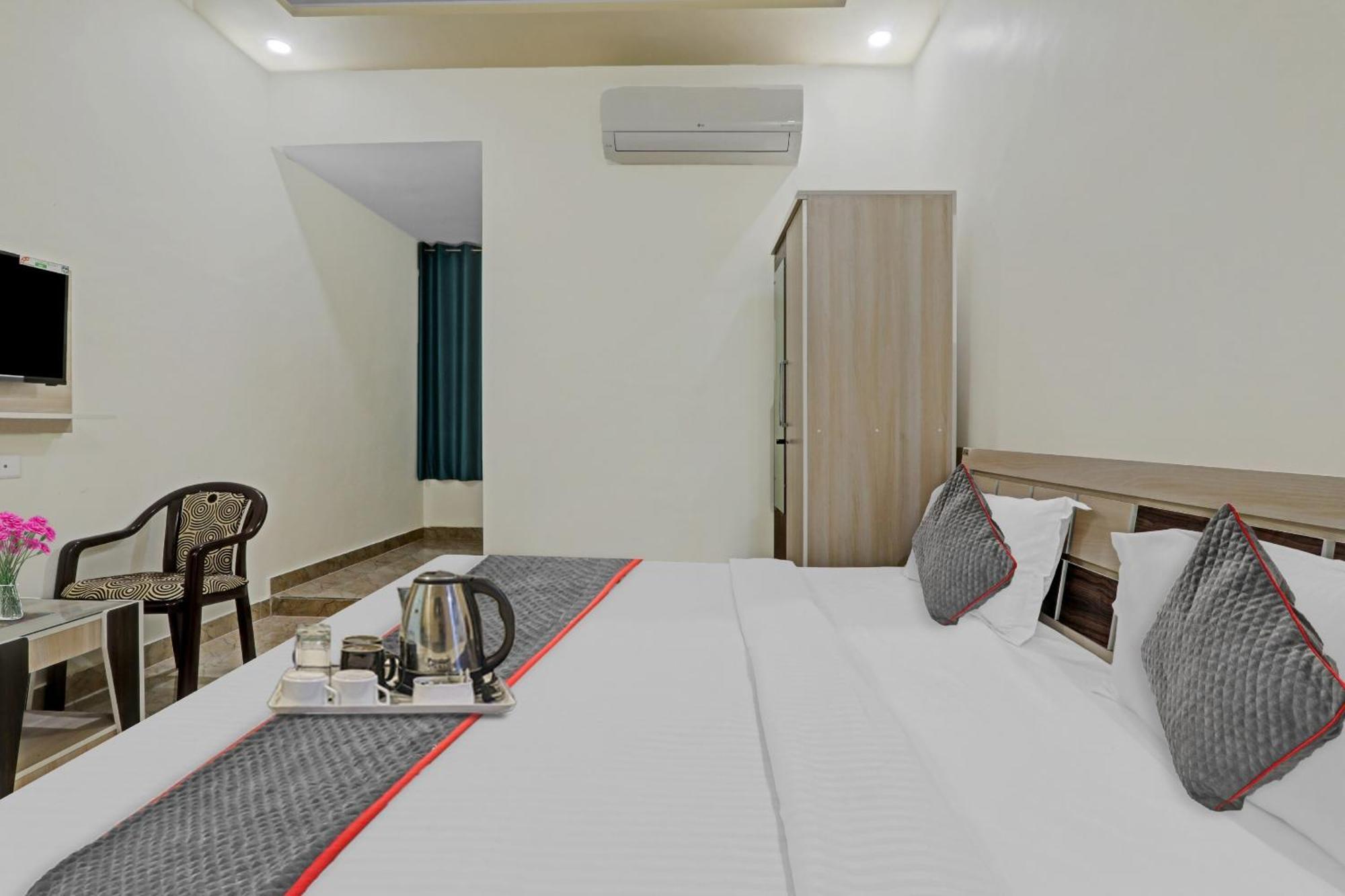 לקנאו Townhouse P.S.Palace Near Amausi Metro Station מראה חיצוני תמונה