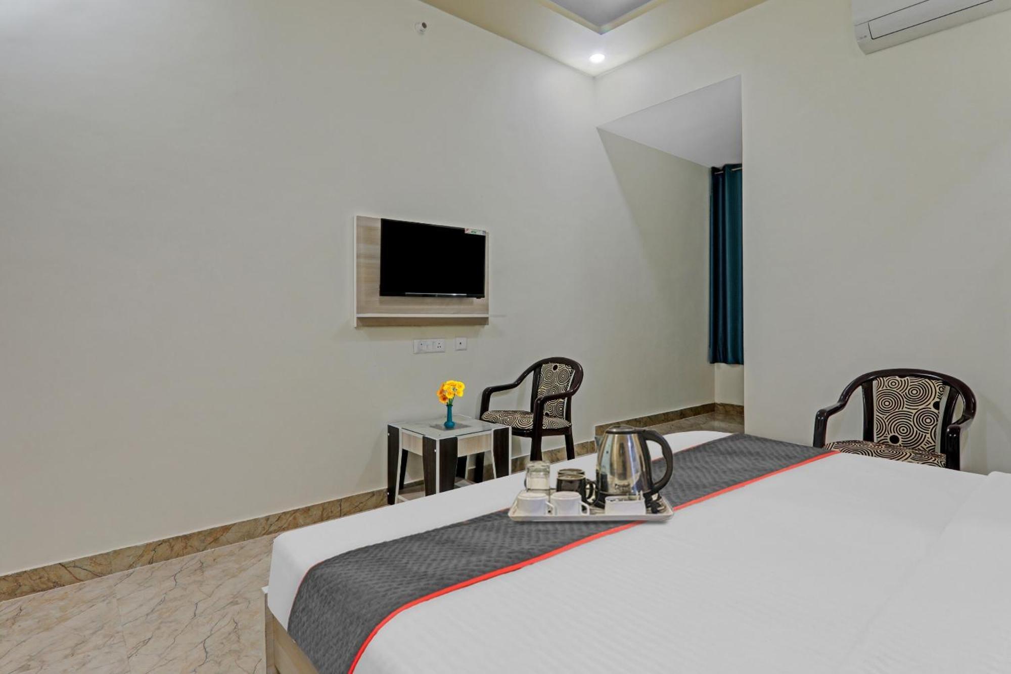 לקנאו Townhouse P.S.Palace Near Amausi Metro Station מראה חיצוני תמונה