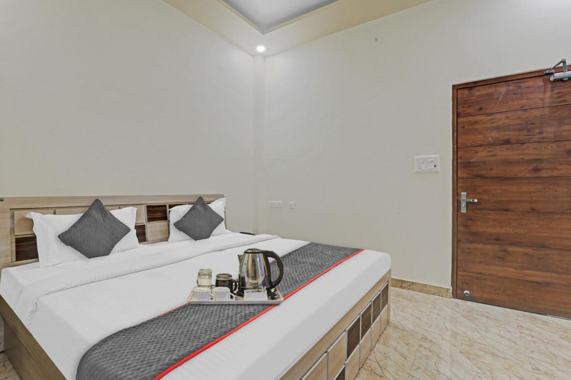 לקנאו Townhouse P.S.Palace Near Amausi Metro Station מראה חיצוני תמונה