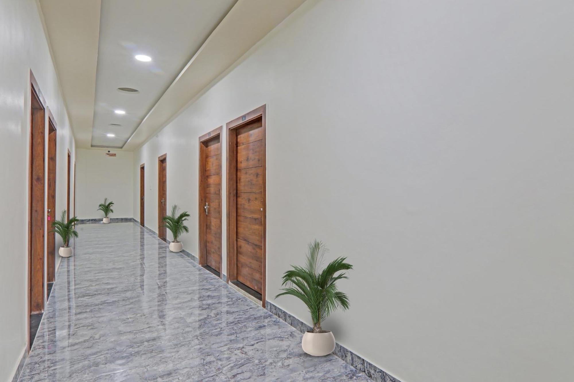 לקנאו Townhouse P.S.Palace Near Amausi Metro Station מראה חיצוני תמונה