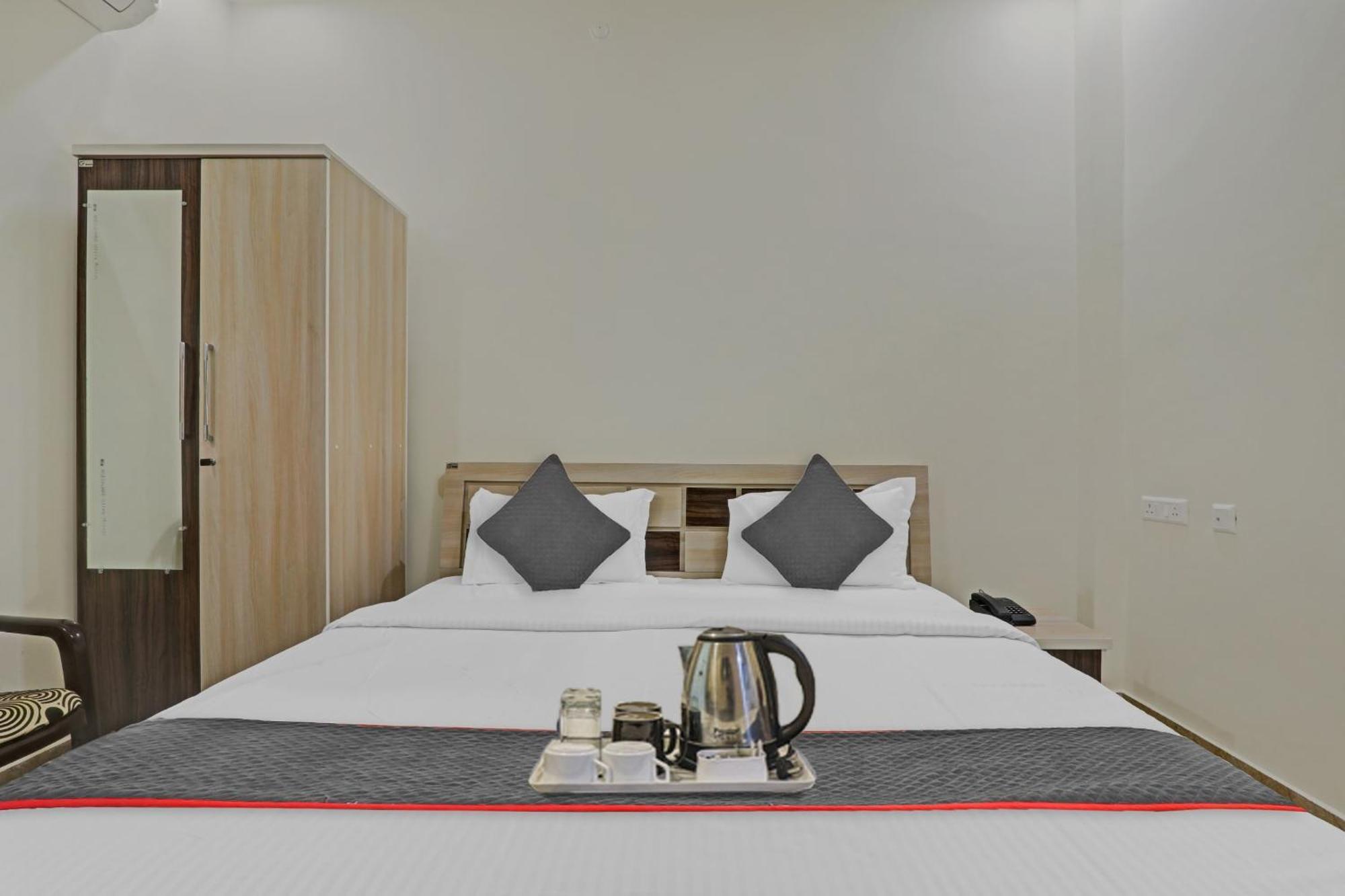 לקנאו Townhouse P.S.Palace Near Amausi Metro Station מראה חיצוני תמונה