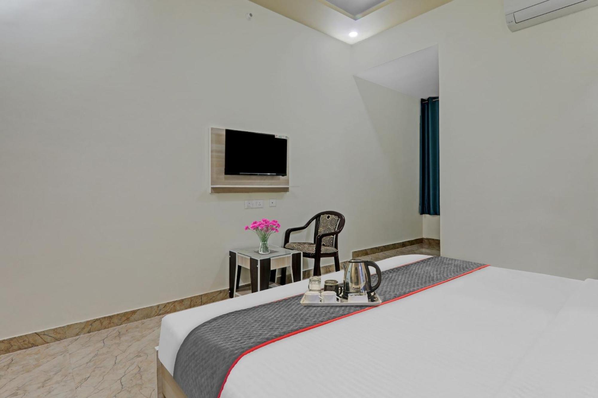 לקנאו Townhouse P.S.Palace Near Amausi Metro Station מראה חיצוני תמונה