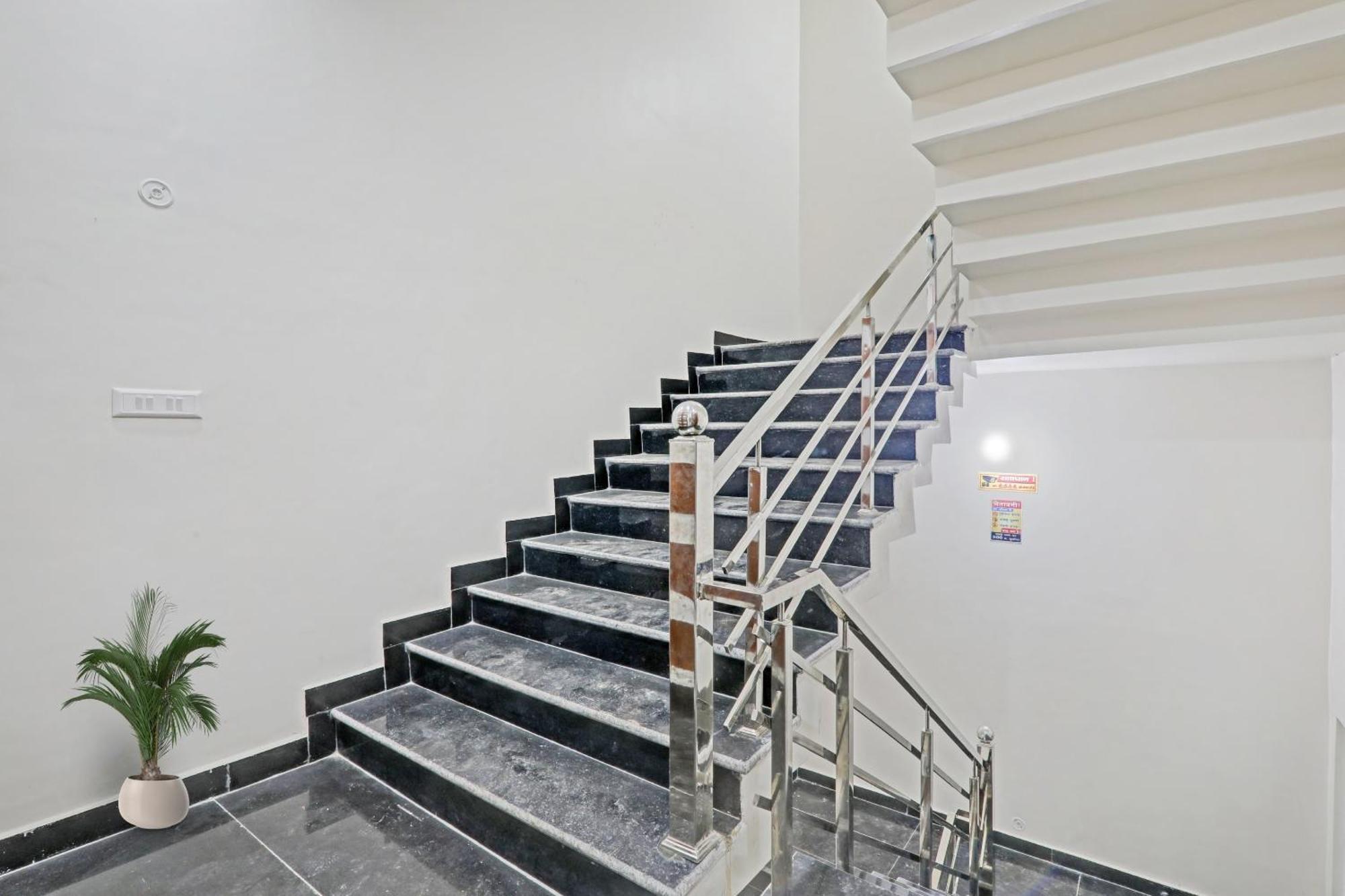 לקנאו Townhouse P.S.Palace Near Amausi Metro Station מראה חיצוני תמונה