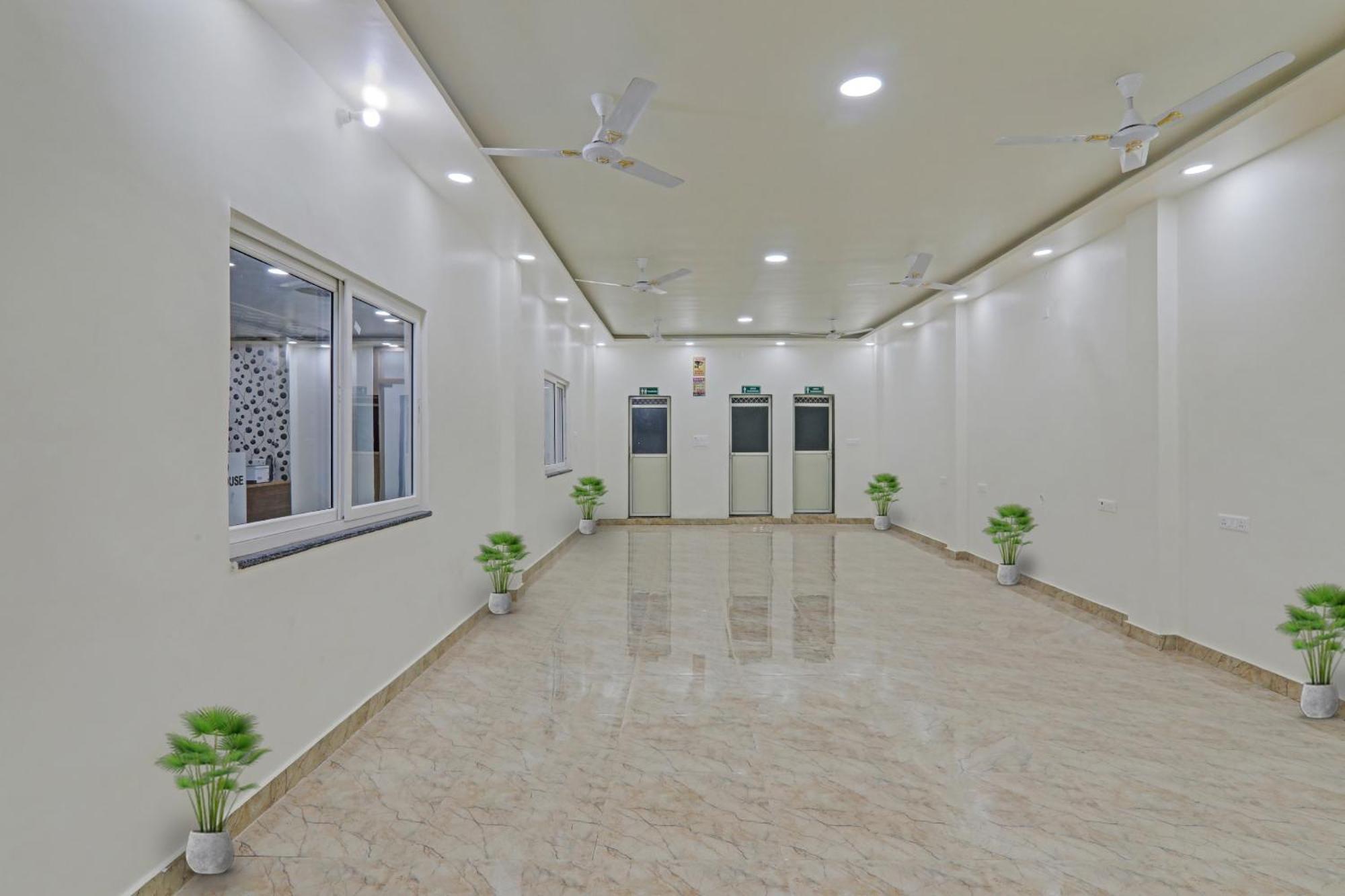 לקנאו Townhouse P.S.Palace Near Amausi Metro Station מראה חיצוני תמונה