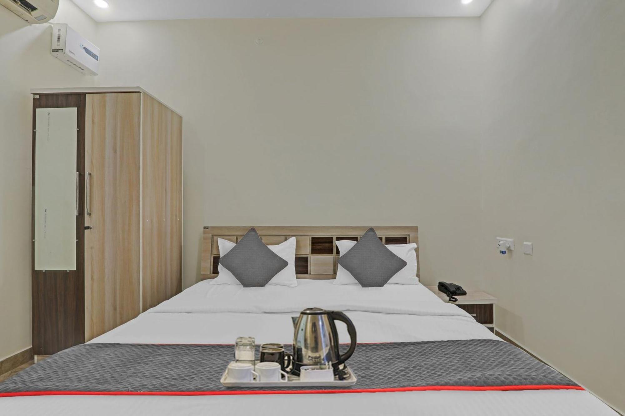 לקנאו Townhouse P.S.Palace Near Amausi Metro Station מראה חיצוני תמונה