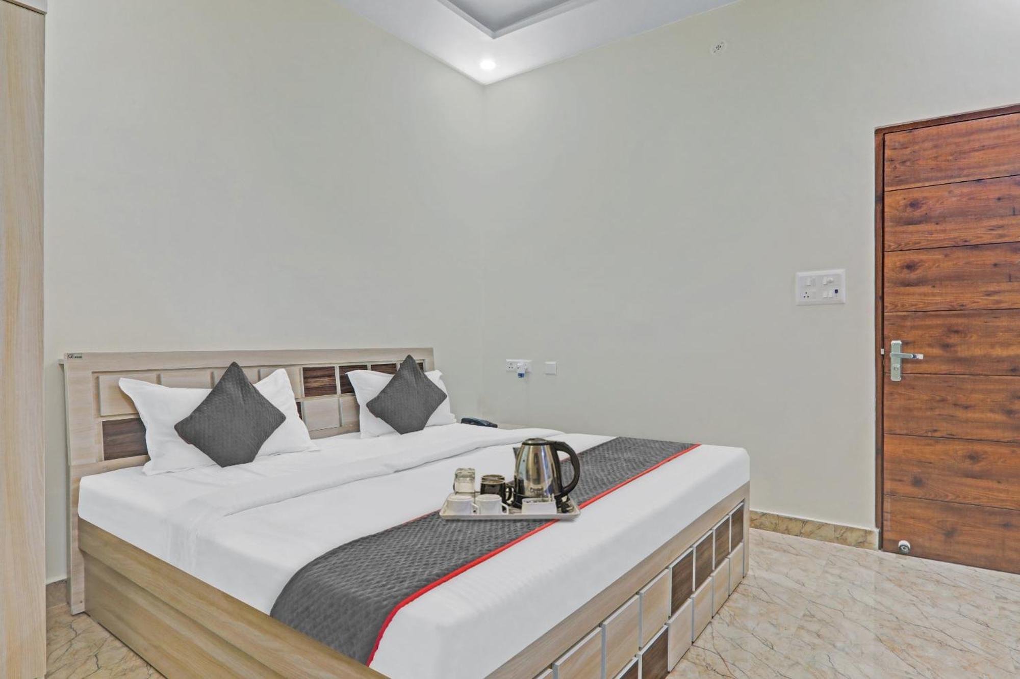 לקנאו Townhouse P.S.Palace Near Amausi Metro Station מראה חיצוני תמונה