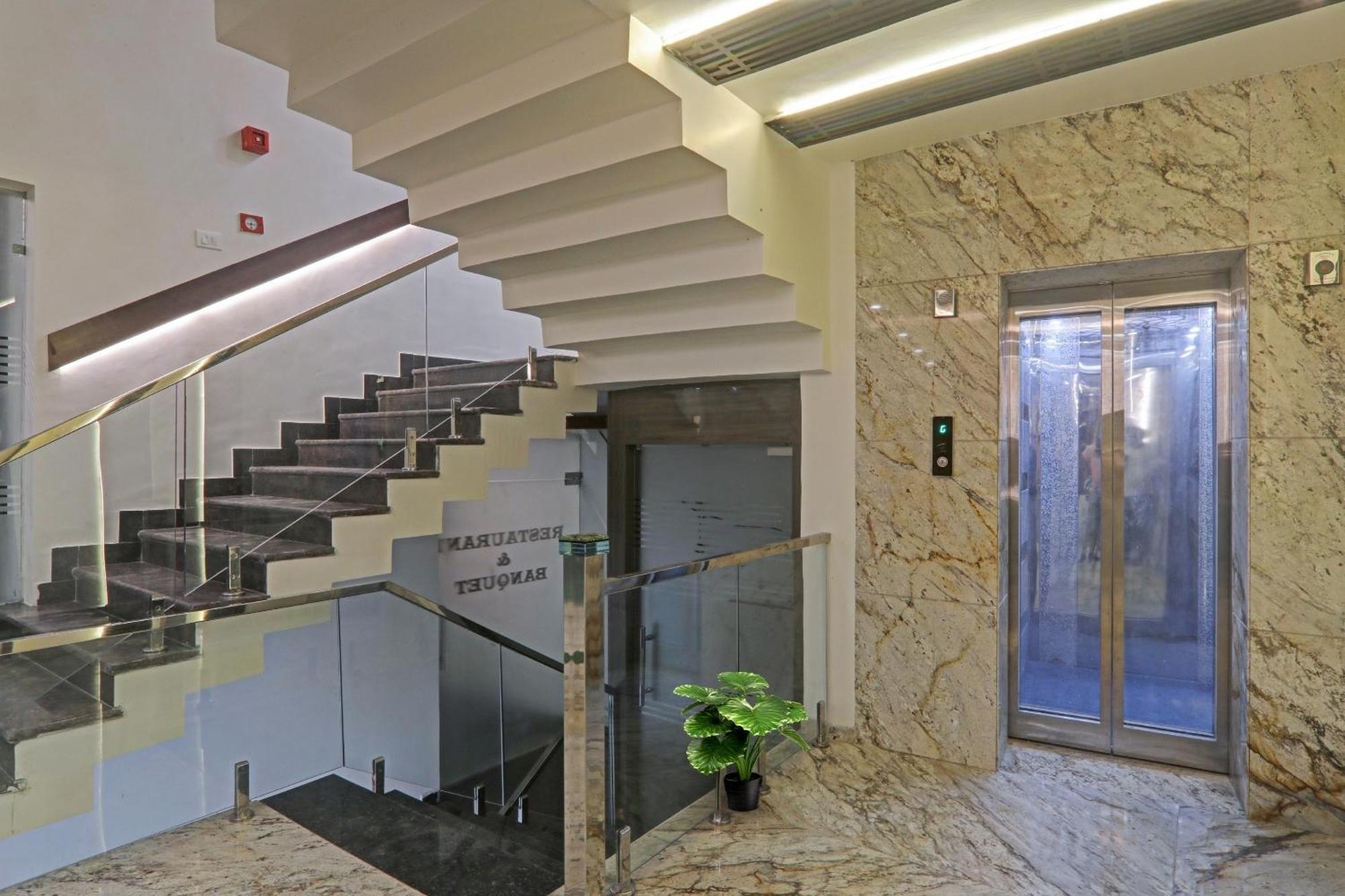 לקנאו Townhouse P.S.Palace Near Amausi Metro Station מראה חיצוני תמונה