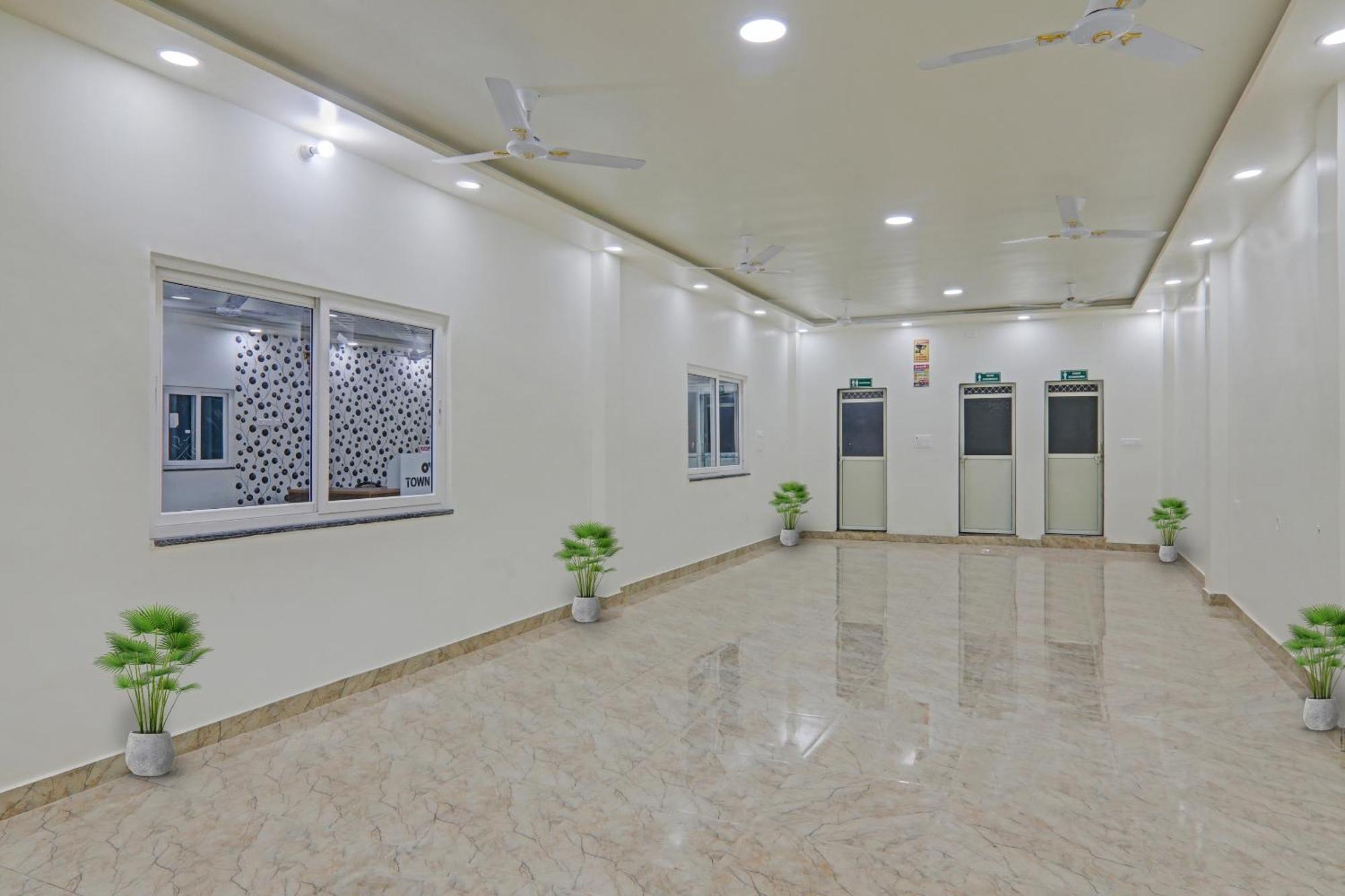 לקנאו Townhouse P.S.Palace Near Amausi Metro Station מראה חיצוני תמונה