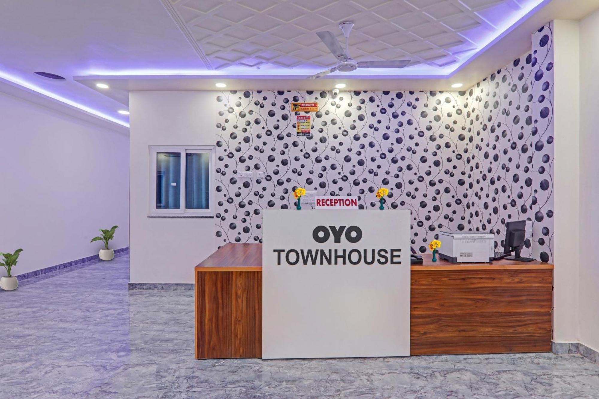 לקנאו Townhouse P.S.Palace Near Amausi Metro Station מראה חיצוני תמונה